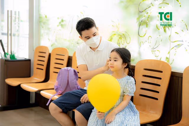 Ảnh tiêm chủng bé Diệu Anh