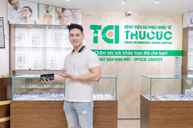 Ảnh khách hàng Nguyễn Duy Đức cắt kính tại Thu Cúc TCI