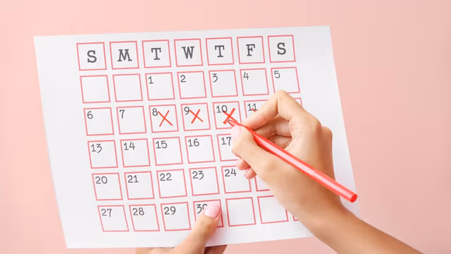 Có cách làm chậm kinh nguyệt tự nhiên không?