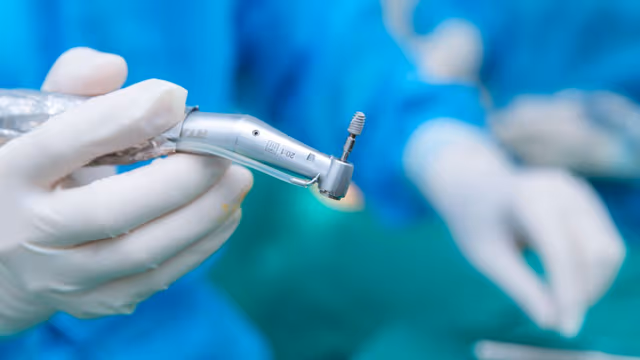 Ai không nên trồng răng implant?