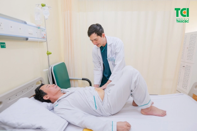 Người bệnh an tâm điều trị, thoải mái như ở nhà với sự hỗ trợ từ đội ngũ điều dưỡng viên chuyên nghiệp.