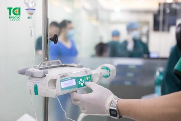 Cận cảnh bác sĩ sử dụng máy bơm tiêm điện gây mê tự động cho bệnh nhân trong phòng nội soi - Hệ thống Y tế Thu Cúc