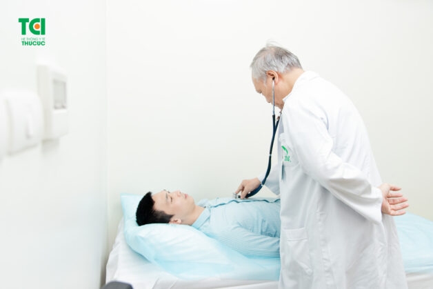 Chuyên gia Nội khoa Thu Cúc TCI thăm khám lâm sàng cho bệnh nhân.